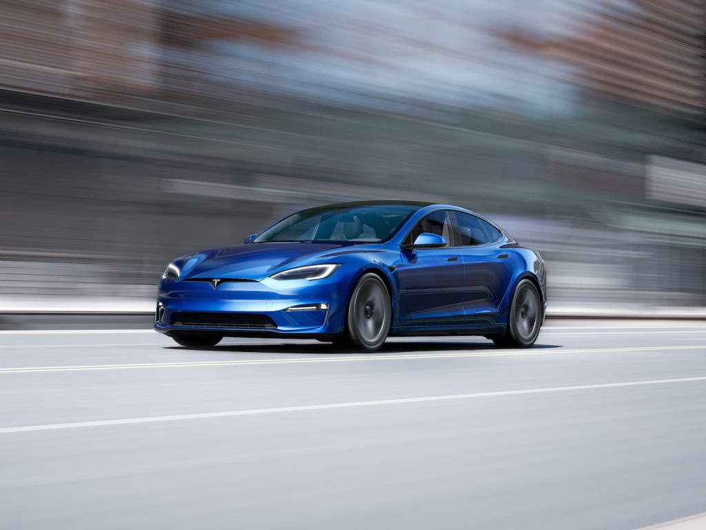 Se trata de un Tesla Model S azul, como el que posee Jay Leno. Le encanta su rápido Tesla Model S Plaid, los críticos consideran que el coche de 130.000 dólares es un desperdicio.