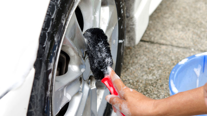 lavar la rueda del coche
