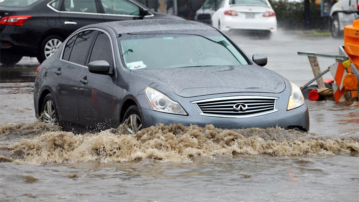 conduciendo por una calle inundada