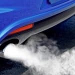 5 razones por las que sale humo blanco de un coche por el escape