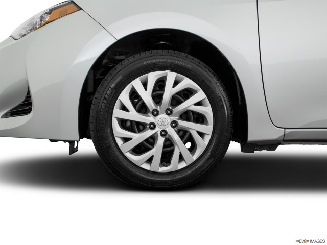 Primer plano de los neumáticos del Toyota Corolla 2017