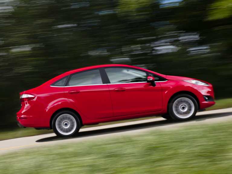 Ford Fiesta rojo 2019 en movimiento