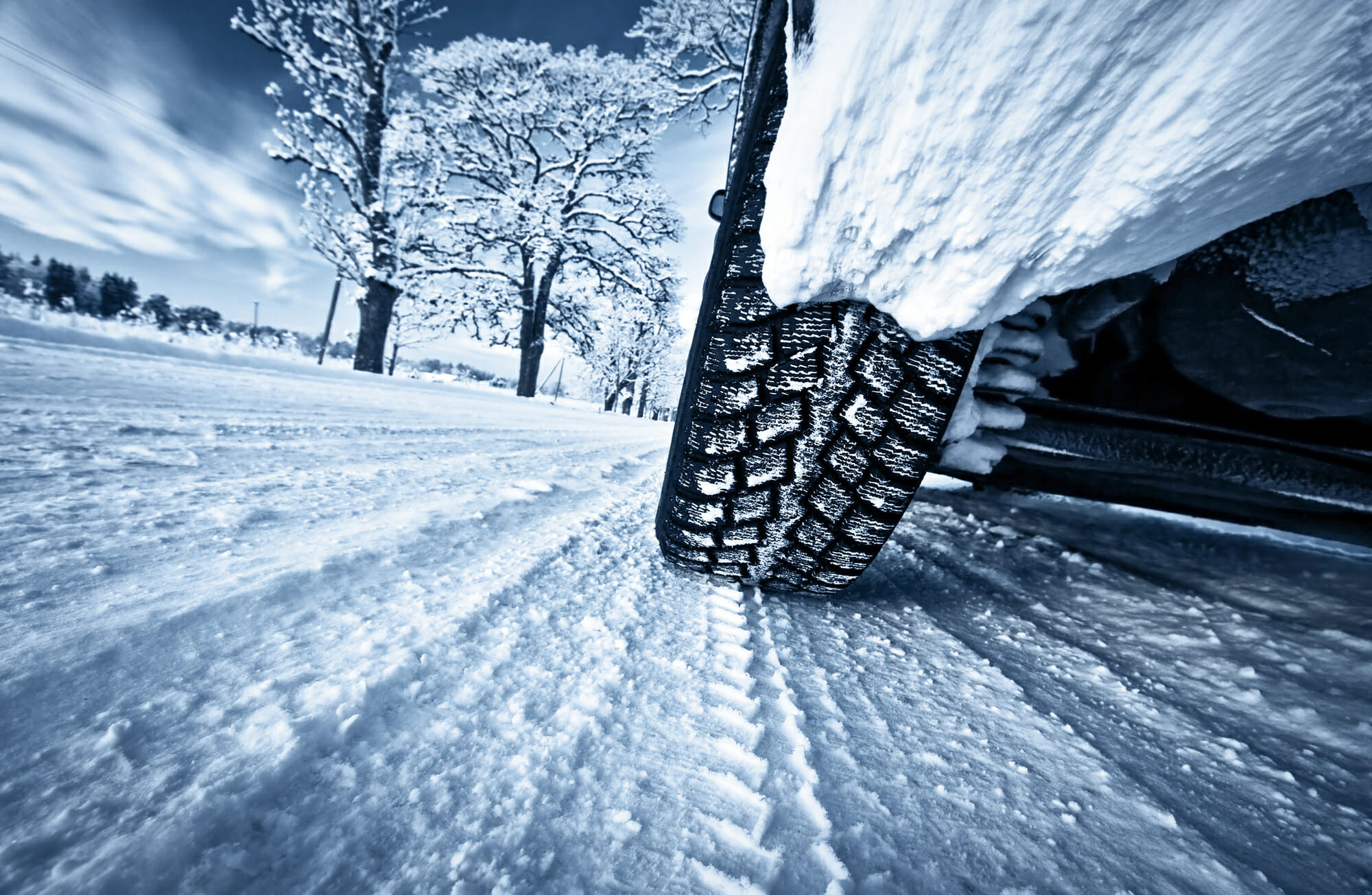 Neumático de coche en el primer plano de la nieve