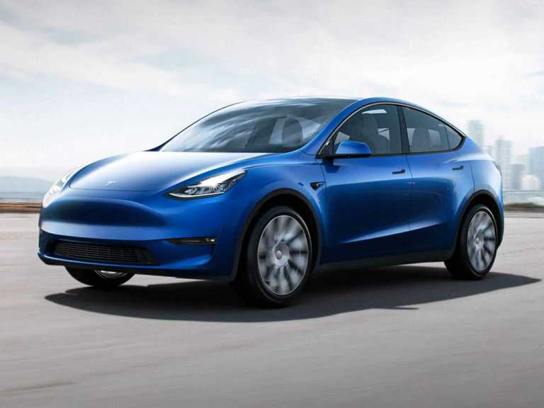Tesla Model Y azul 2020 en movimiento
