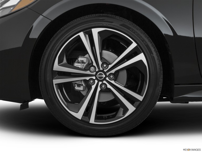 Primer plano de los neumáticos del Nissan Sentra 2020