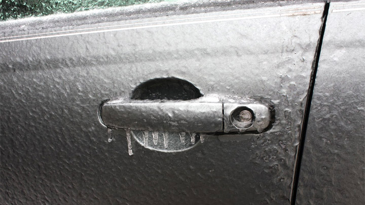 puerta de coche congelada