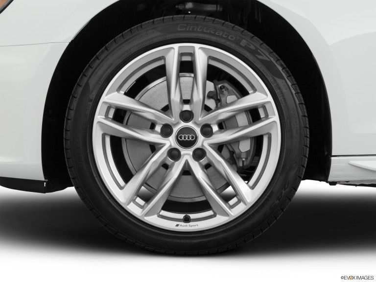 Primer plano de los neumáticos del Audi A4 2020