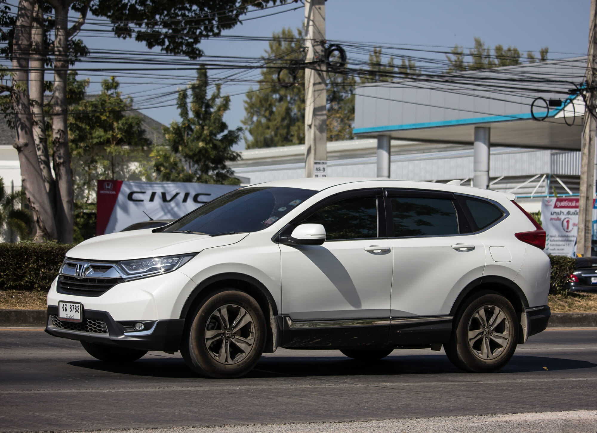 Honda CR-V blanco en movimiento en la calle de la ciudad - Fondo del vehículo