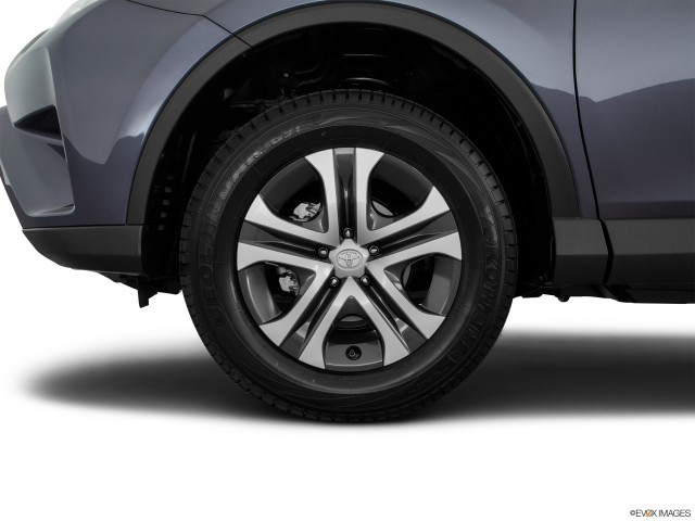 Primer plano de los neumáticos Toyota RAV4 2016