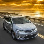 Los problemas de Chrysler Pacifica 2017 cubren cambios bruscos, frenos suaves y paradas del motor debido a problemas eléctricos