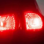 ¿Se quedan encendidas las luces de freno? (5 causas y cómo solucionarlas)