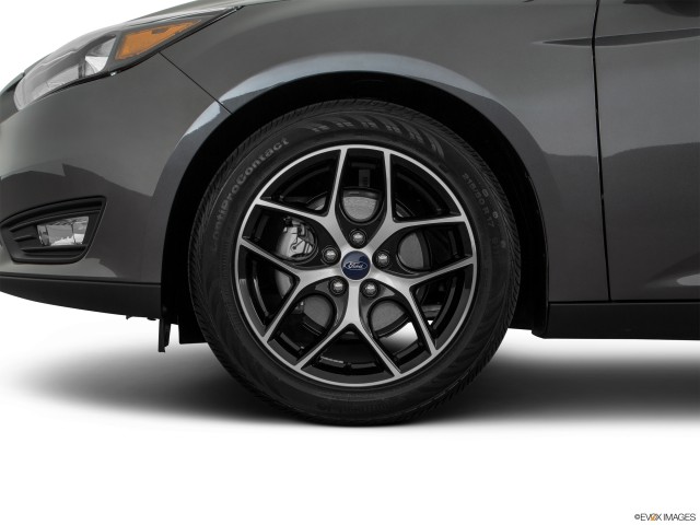 Primer plano de los neumáticos del Ford Focus 2018