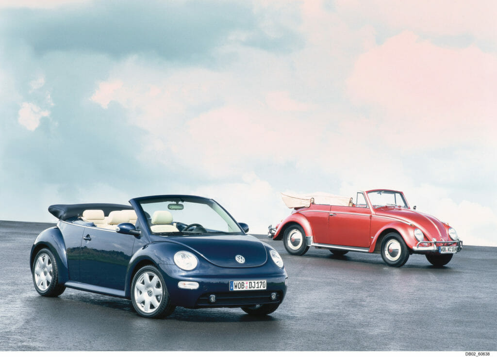 Volkswagen Beetle Convertible 2002 y Volkswagen Beetle Convertible 1958 - Foto de Volkswagen