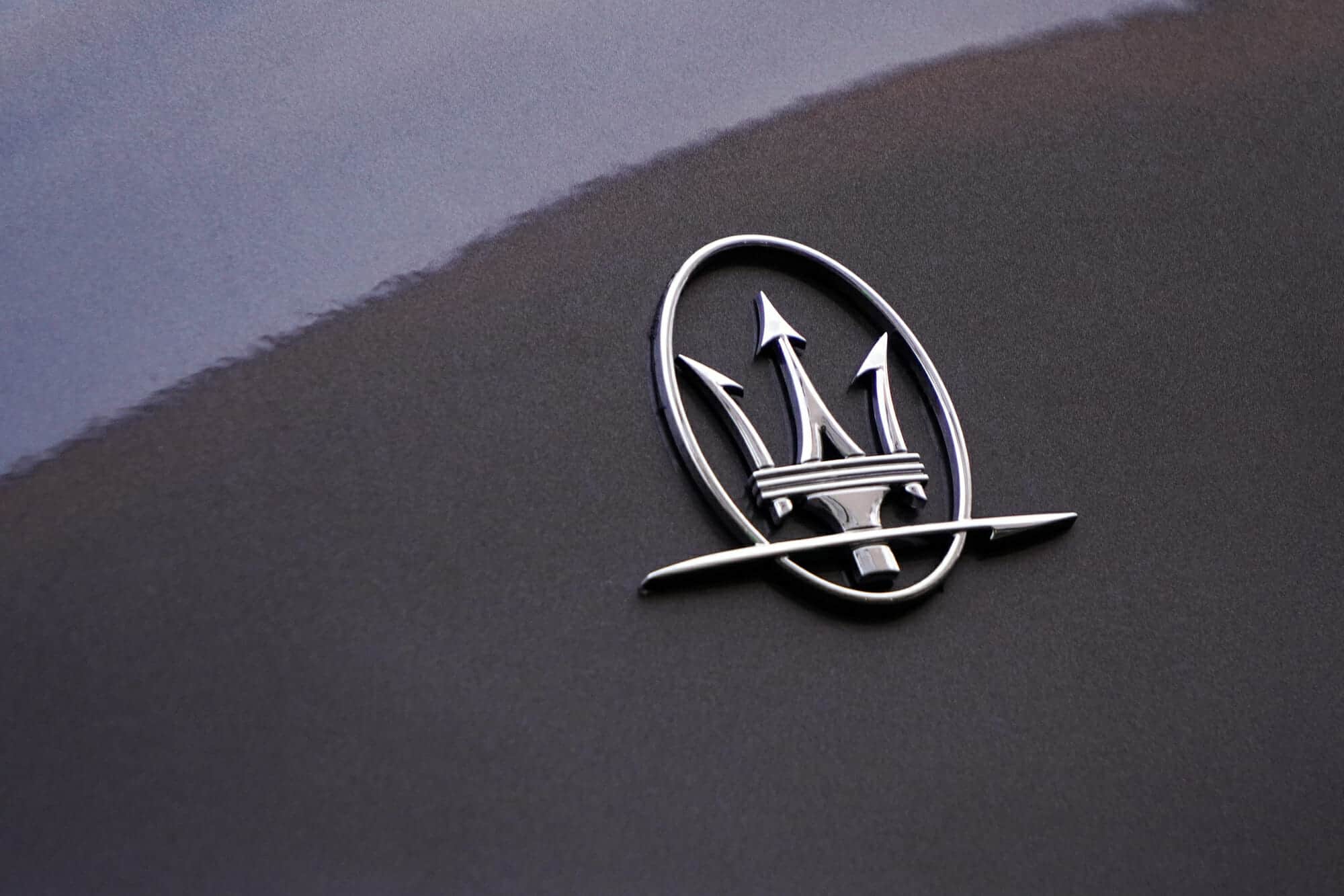 Logotipo de Maserati gris