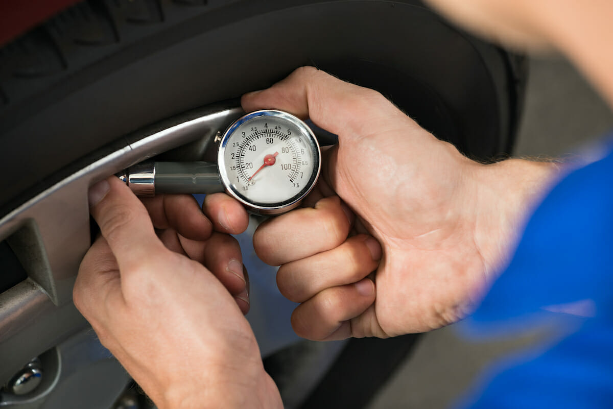 Control mecánico del nivel de presión de aire en los neumáticos de los automóviles