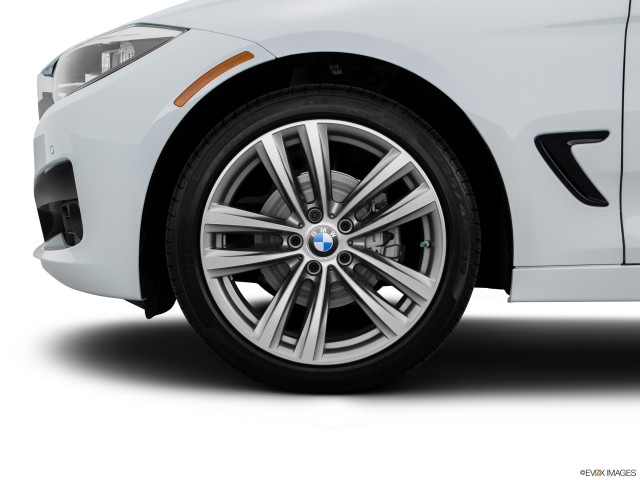 Primer plano de los neumáticos BMW Serie 3 2016