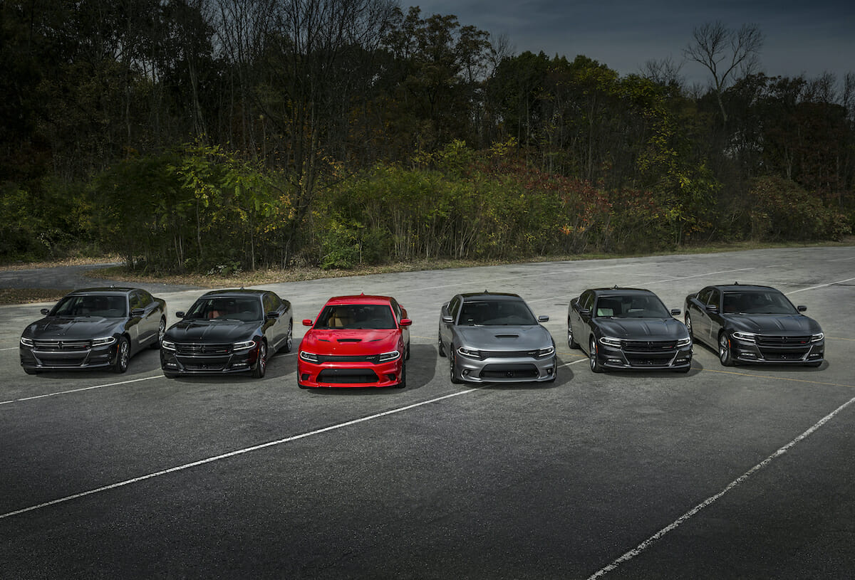 Línea de modelos Dodge Charger 2015. De izquierda a derecha: Dodge Charger SE AWD 2015, Charger SXT AWD, Charger SRT Hellcat, Charger SRT 392, Charger R/T y Charger R/T Road & Track.