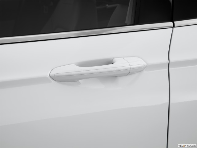 Primer plano de manija de puerta blanca Ford Fusion 2014