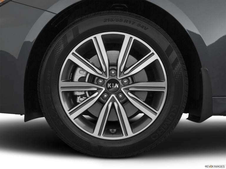Primer plano de los neumáticos Kia Optima 2020