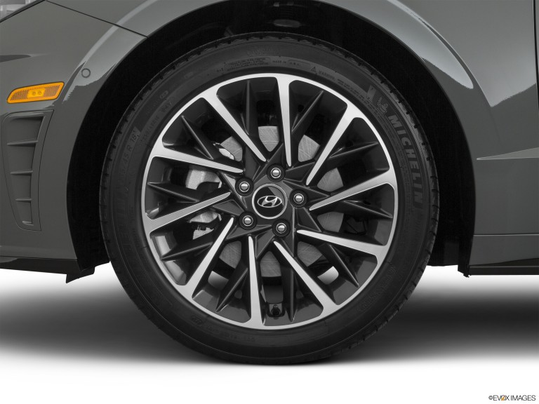 Primer plano de los neumáticos Hyundai Sonata 2020