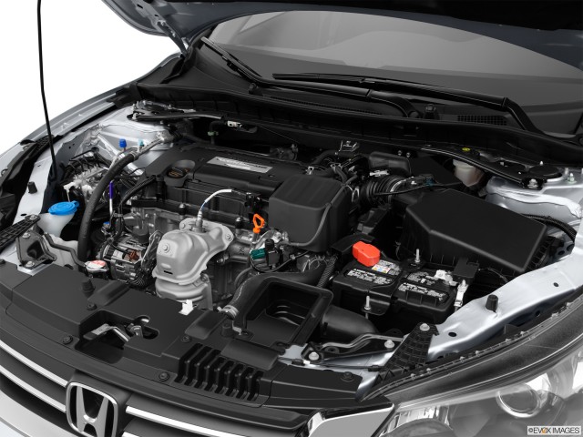 Capó abierto que muestra el motor del Honda Accord 2015