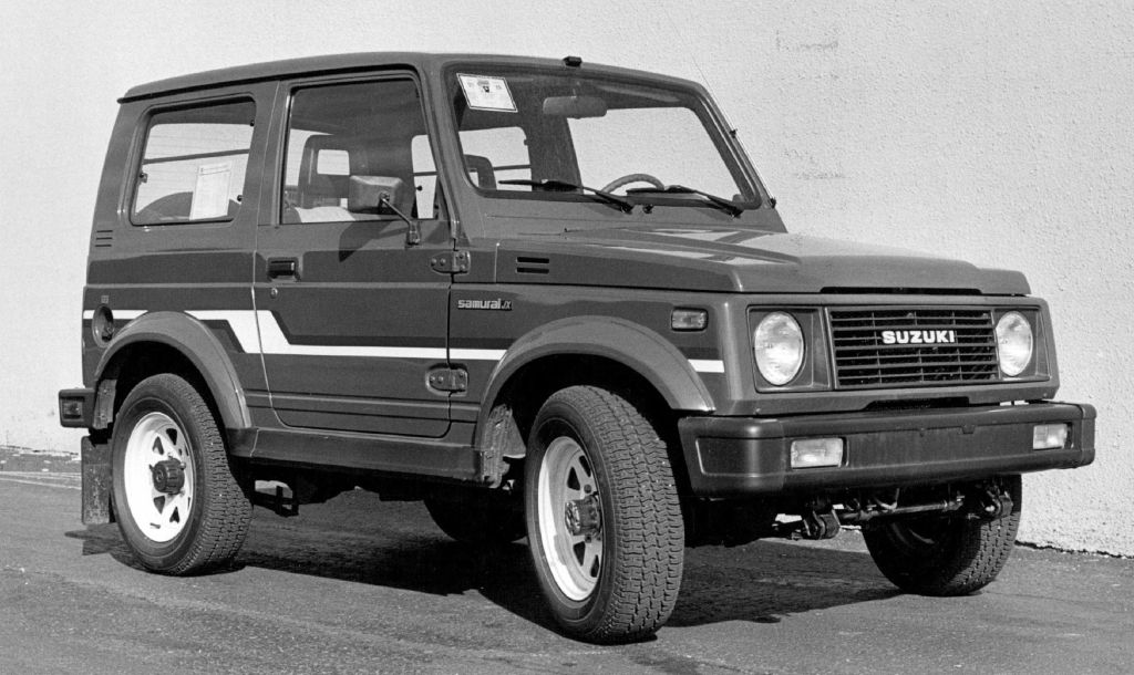 Un Suzuki Samurai 4x4 de 1986 aparcado cerca de un edificio