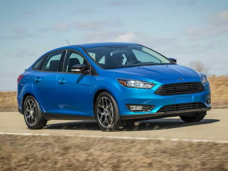 Ford Focus en movimiento azul 2018