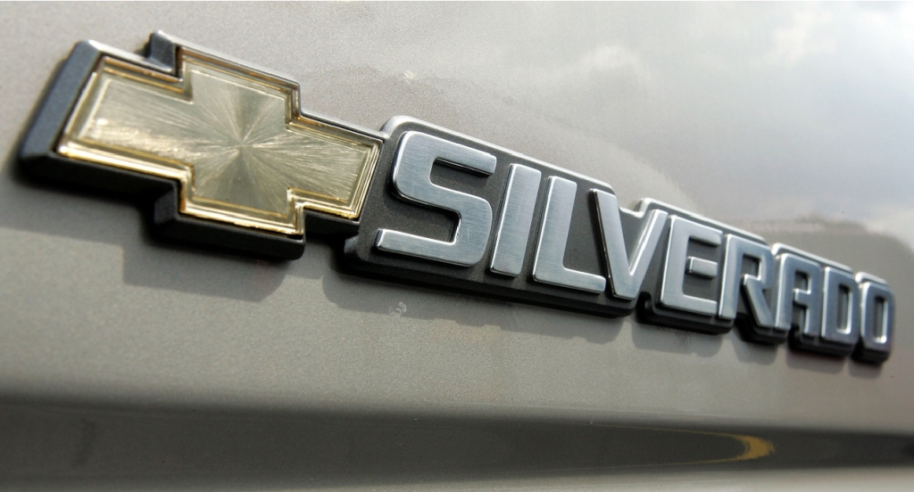 El logotipo de Chevrolet Silverado en un camión 