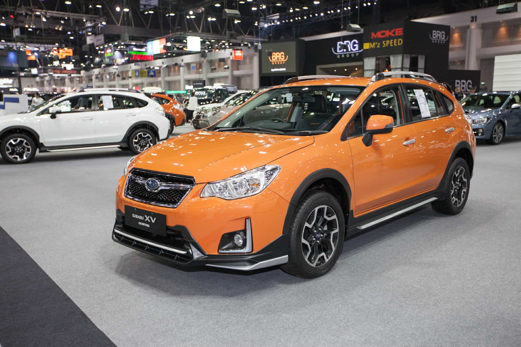 Subaru CrossTrek naranja en el salón del automóvil - Historial del vehículo