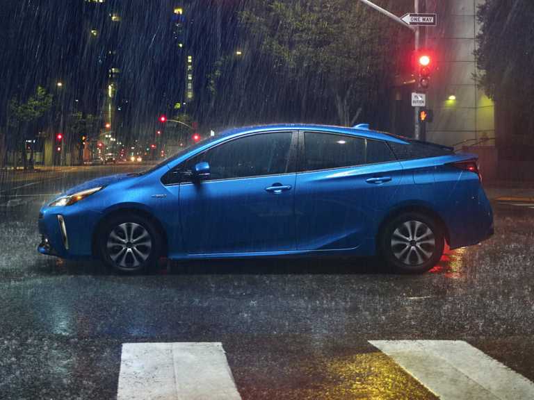 Toyota Prius 2021 azul bajo la lluvia