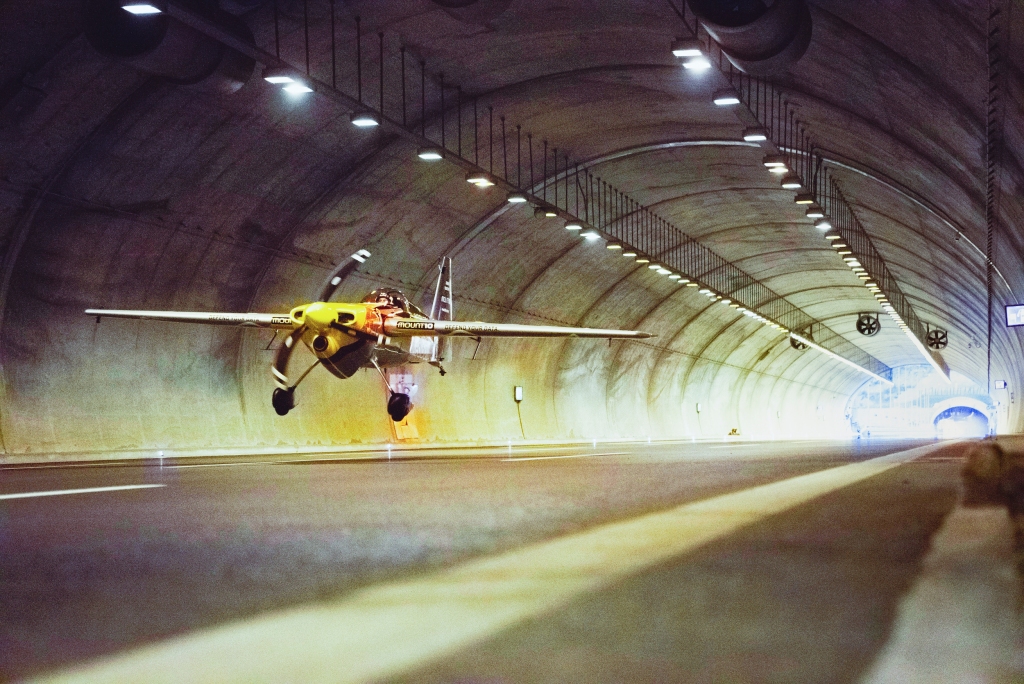 Dario Costa volando por un túnel en las afueras de Estambul