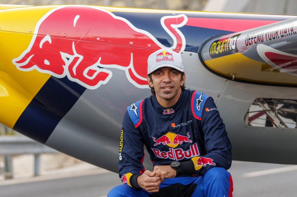 Dario Costa posando delante del avión acrobático de Red Bull