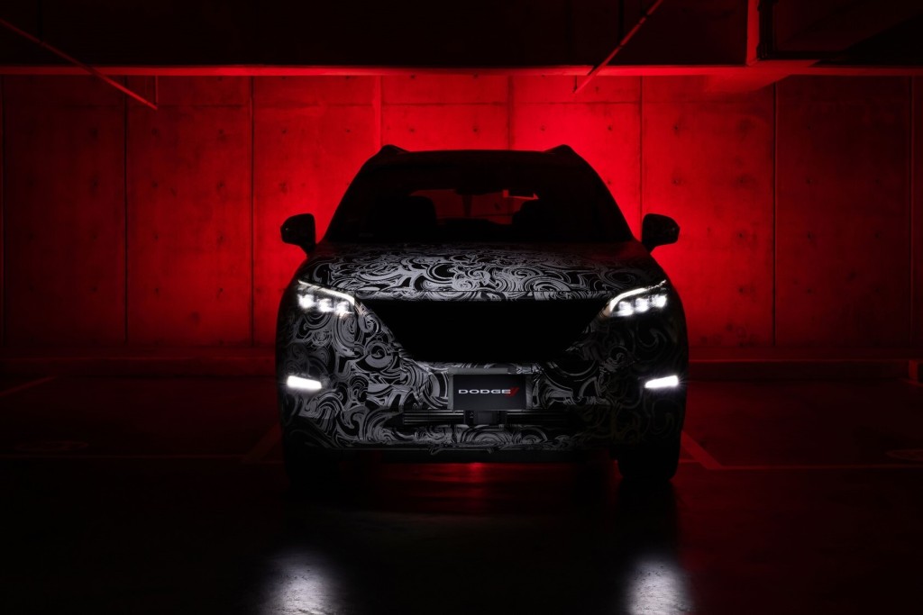 El nuevo SUV de Dodge se presenta en la oscuridad, camuflado.