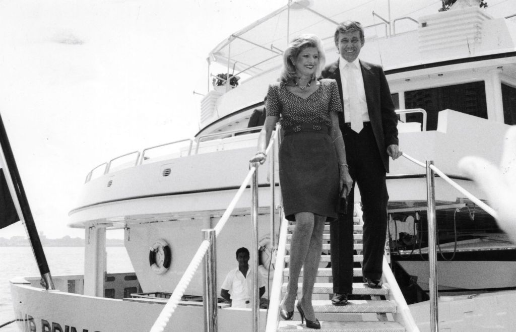 Una foto en blanco y negro de Donald Trump e Ivanka Trump a bordo del 