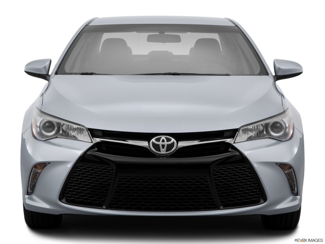 Plata Toyota Camry 2015 desde el frente