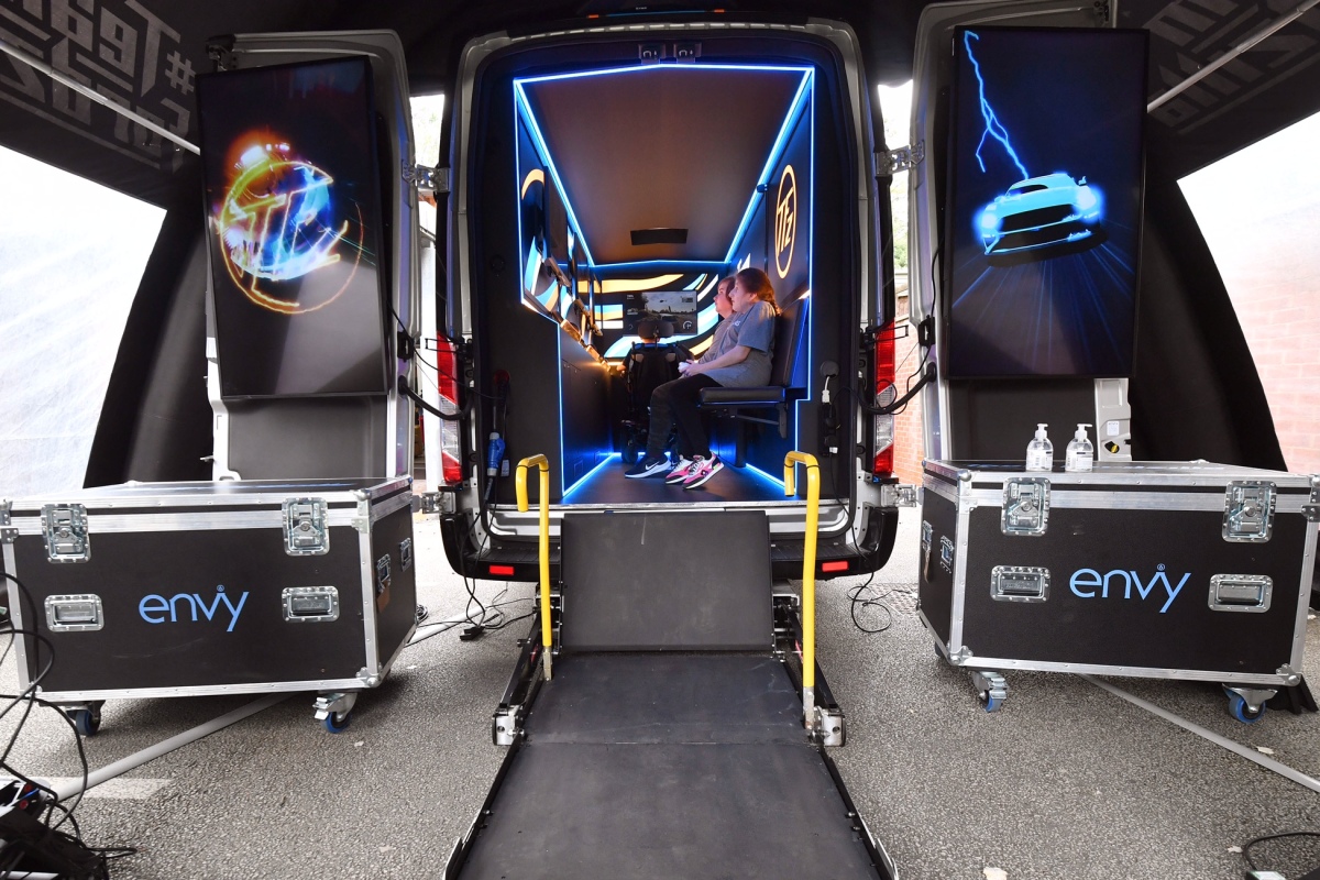 La furgoneta Transit para juegos del equipo Fordzilla, filmada desde la parte trasera con las puertas abiertas para revelar las suites de juego interiores y el elevador para sillas de ruedas.