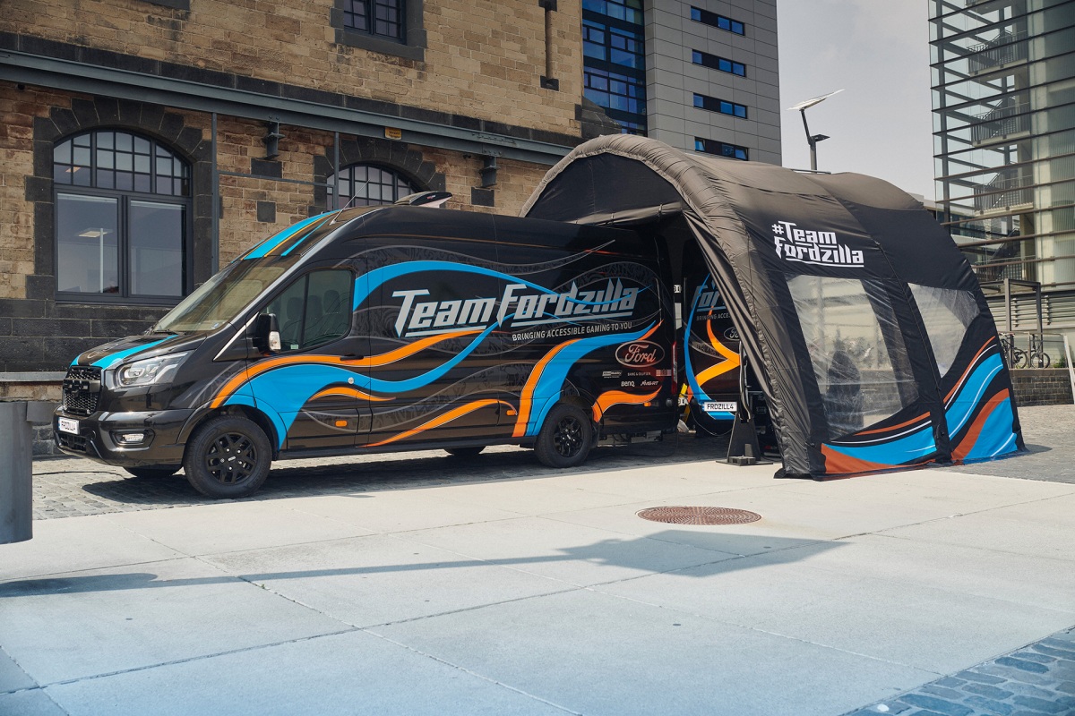 La Transit de Team Fordzilla Gaming es negra con una decoración azul y naranja. En la parte trasera de la furgoneta hay