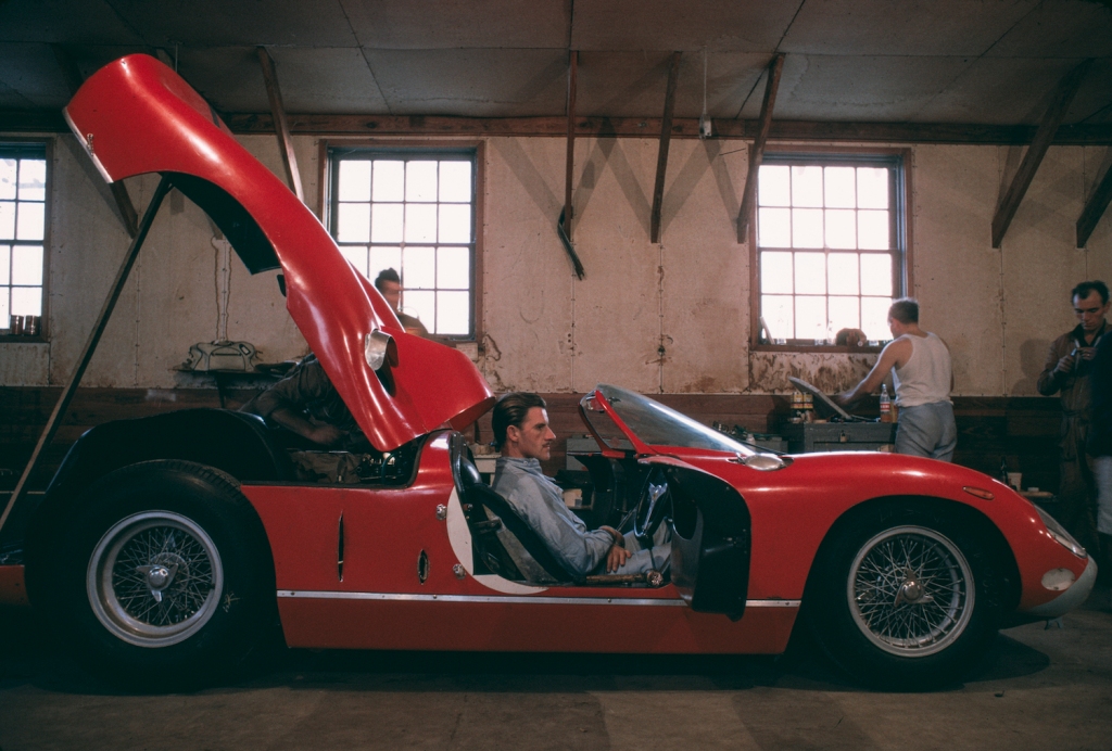 El piloto de carreras británico Graham Hill, sentado en un coche Ferrari en un garaje del Circuito Internacional de Sebring, 1964. (Foto de Flip Schulke/Getty Images) La prohibición de la combustión en la UE podría afectar a los nuevos supercoches de Ferrari, Lamborghini y Porsche.