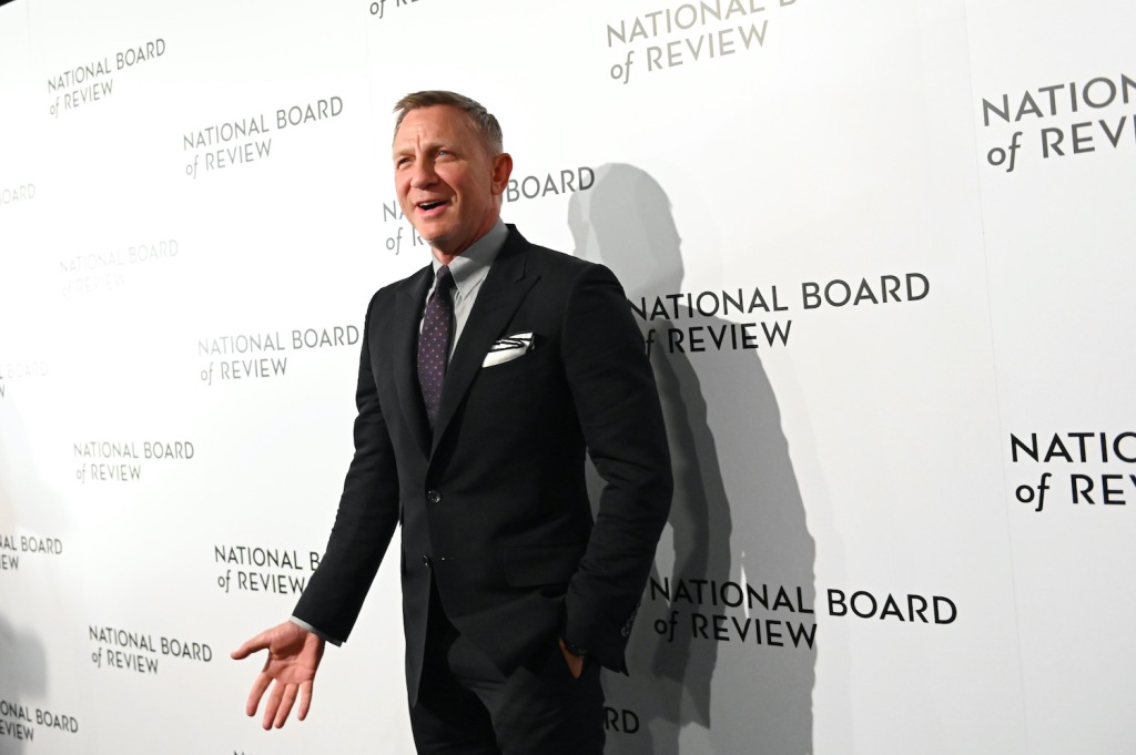 NUEVA YORK, NUEVA YORK - 08 DE ENERO: (De izquierda a derecha) El actor Daniel Craig asiste a la Gala de la Junta Nacional de Revisión 2020 el 8 de enero de 2020 en la ciudad de Nueva York. (Foto de Mike Coppola/FilmMagic) Daniel Craig interpreta a James Bond conduciendo un Toyota en 