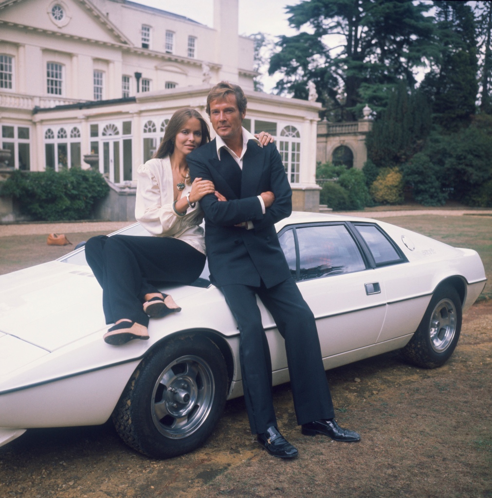 1977: Barbara Bach y Roger Moore protagonizan la película de James Bond 