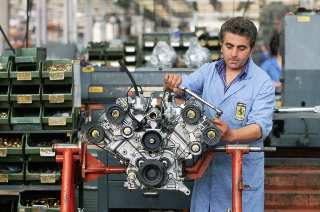 Un ingeniero trabaja en un motor Ferrari en la fábrica de Maranello, Italia. (Foto de Vittoriano Rastelli/CORBIS/Corbis vía Getty Images). La prohibición de la combustión en la UE podría afectar a los motores de los futuros supercoches de Ferrari, Lamborghini y Porsche.