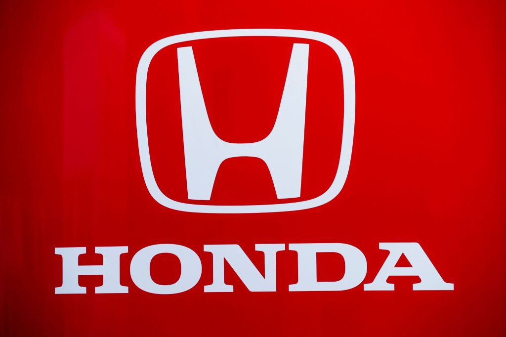 Un logotipo blanco de Honda con la palabra Honda debajo sobre un fondo rojo.