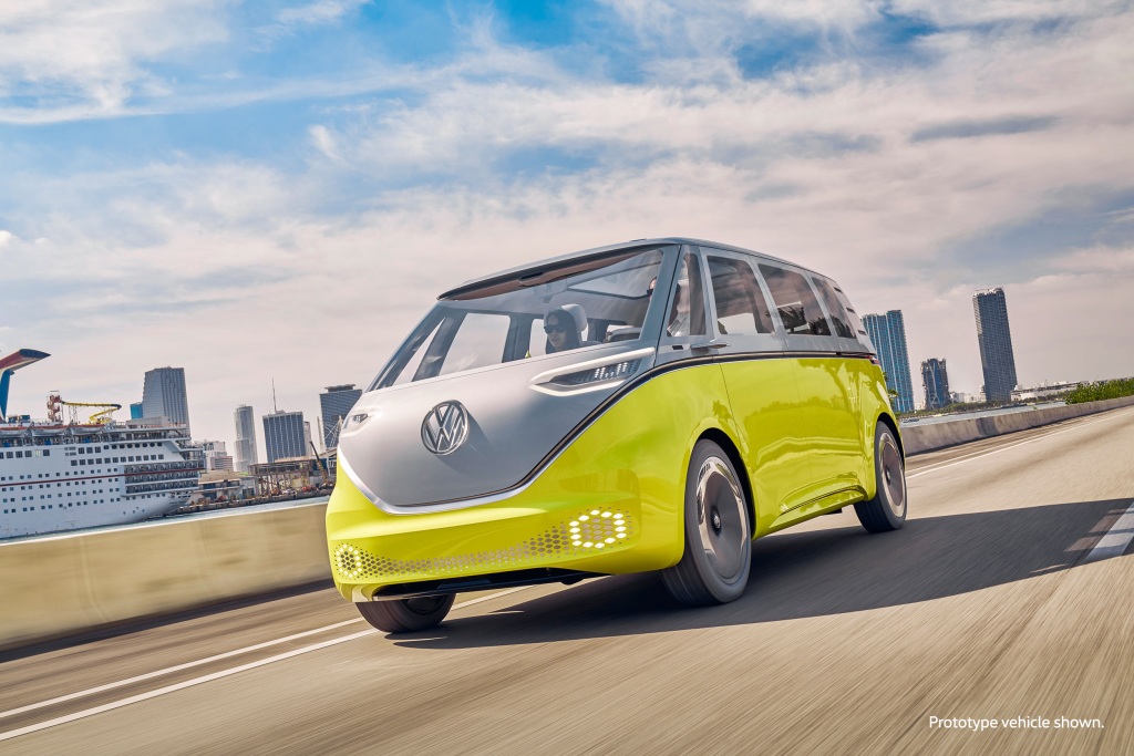 Un microbús amarillo del concepto Volkswagen ID.Buzz circula por una carretera durante el día