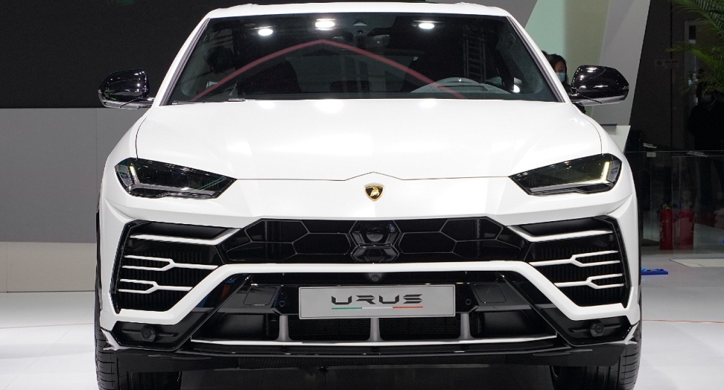 Se muestra un SUV Lamborghini Urus blanco. El Lamborghini Urus es un súper deportivo utilitario 