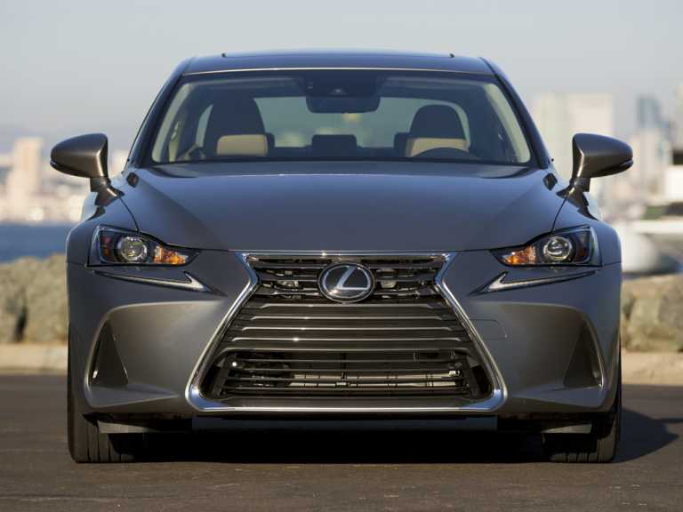 Vista frontal del Lexus IS gris 2021