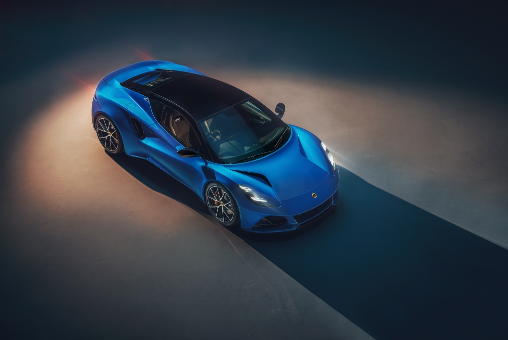 El nuevo Lotus Emira, visto en azul durante una sesión de fotos