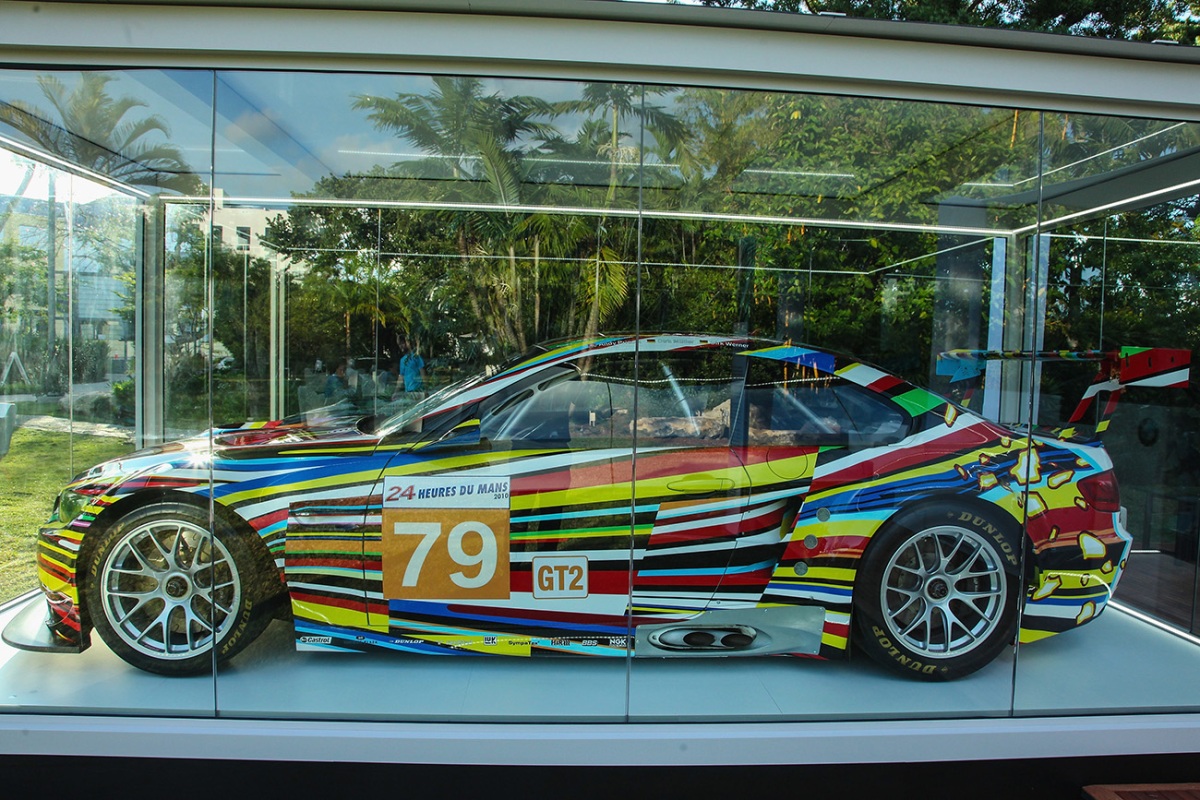Coche de carreras M3 GT2 con la decoración BMW Art Car de Jeff Koons. Aquí está expuesta en Miami Beach, Florida.