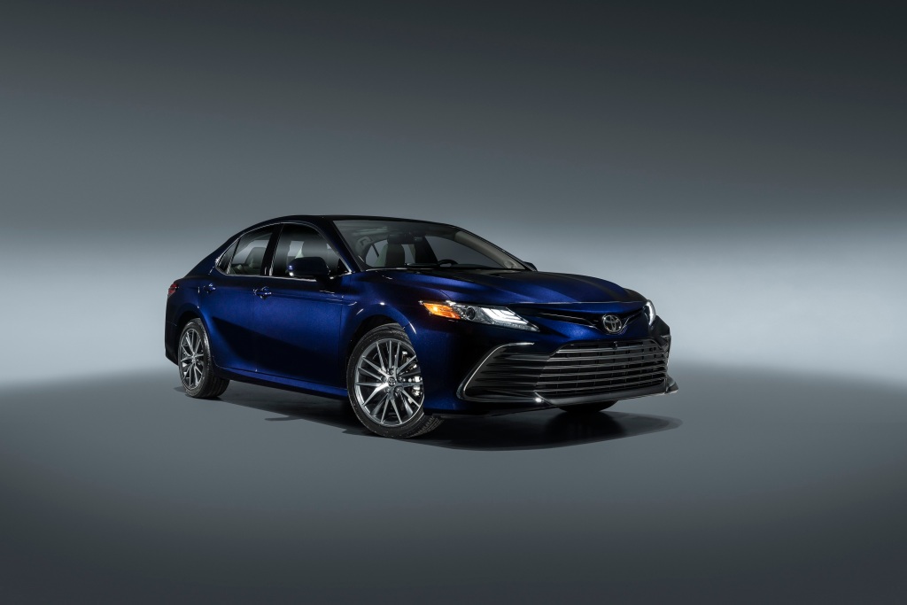 Un Toyota Camry 2021 azul oscuro en un fotomatón