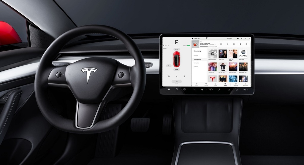 El volante y la pantalla del interior de un Tesla Model 3 