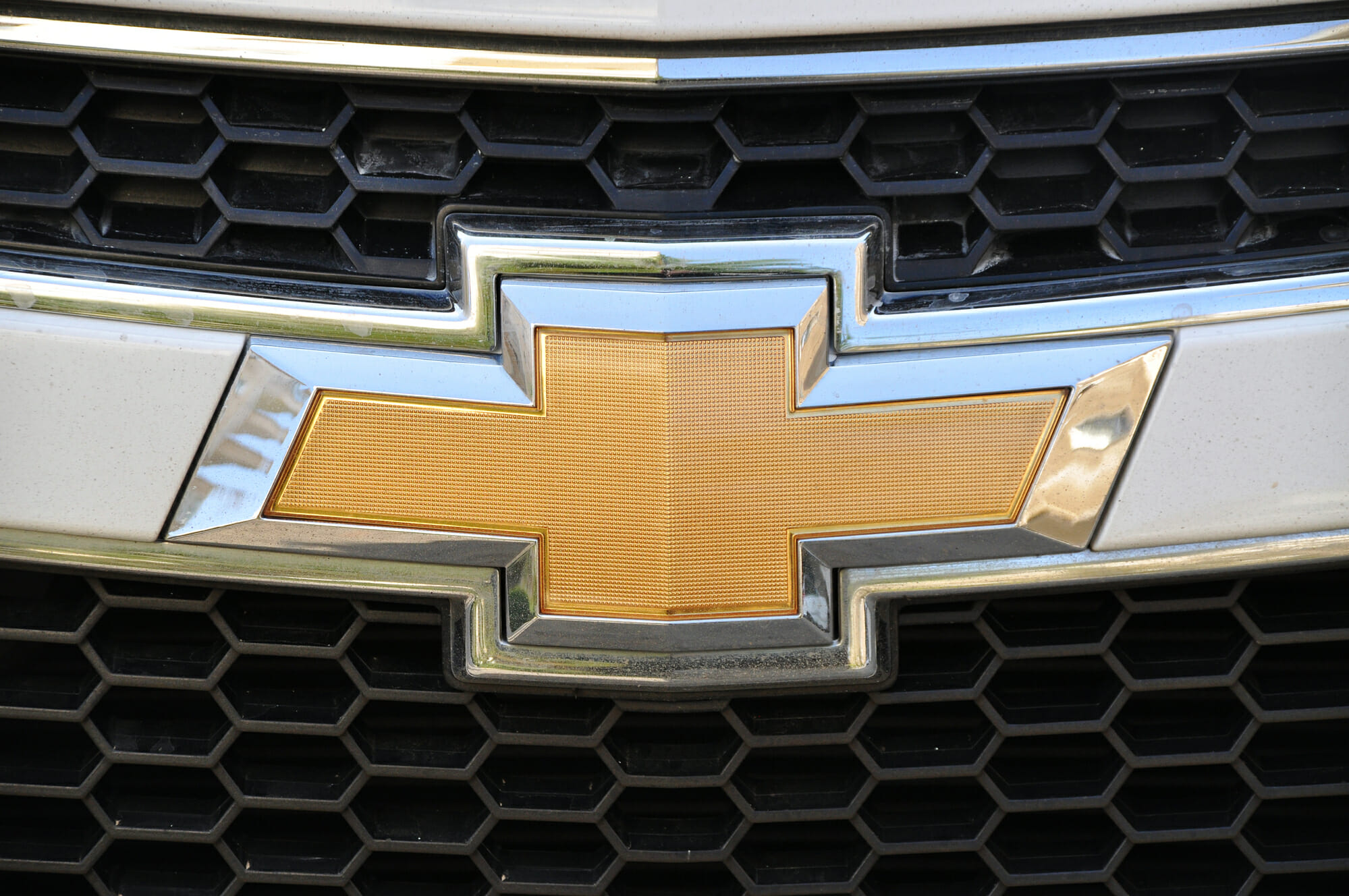 Primer plano del logotipo de Subaru en el modelo